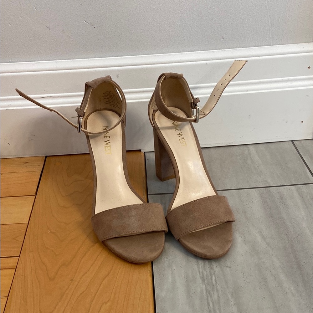 Nine West nude heels size 6